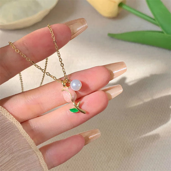 Elegant Tulip Pearl Necklace – gold floral pendant with freshwater pearls 