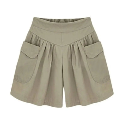  Woman wearing solid color elastic waist casual shorts